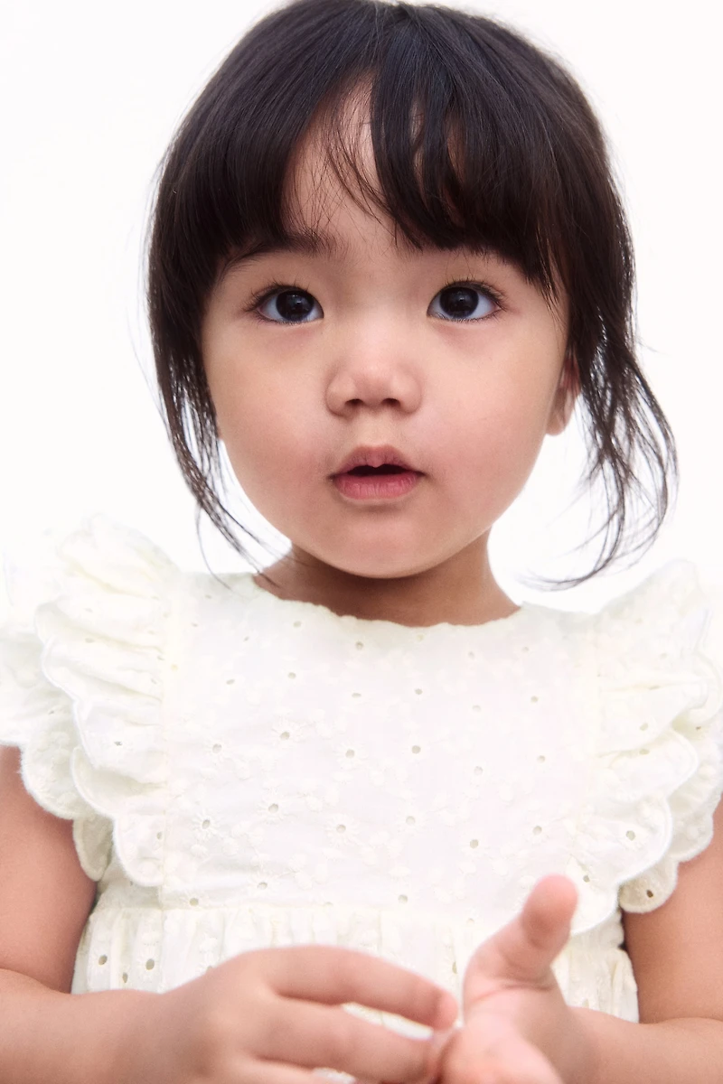 Robe à volant avec broderie anglaise