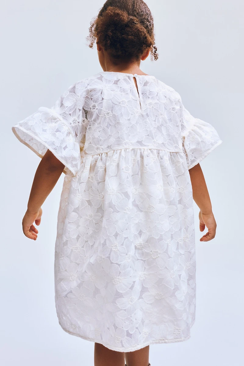 Robe à manches volantées avec broderies