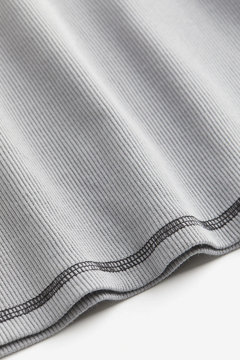Flatlock-seam ribbed top