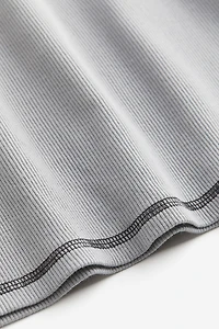 Flatlock-seam ribbed top