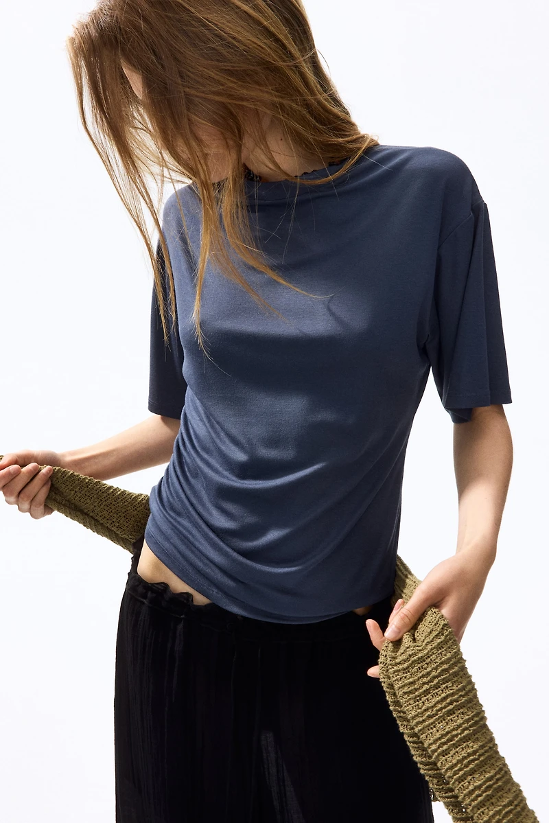 Haut en viscose à effet drapé