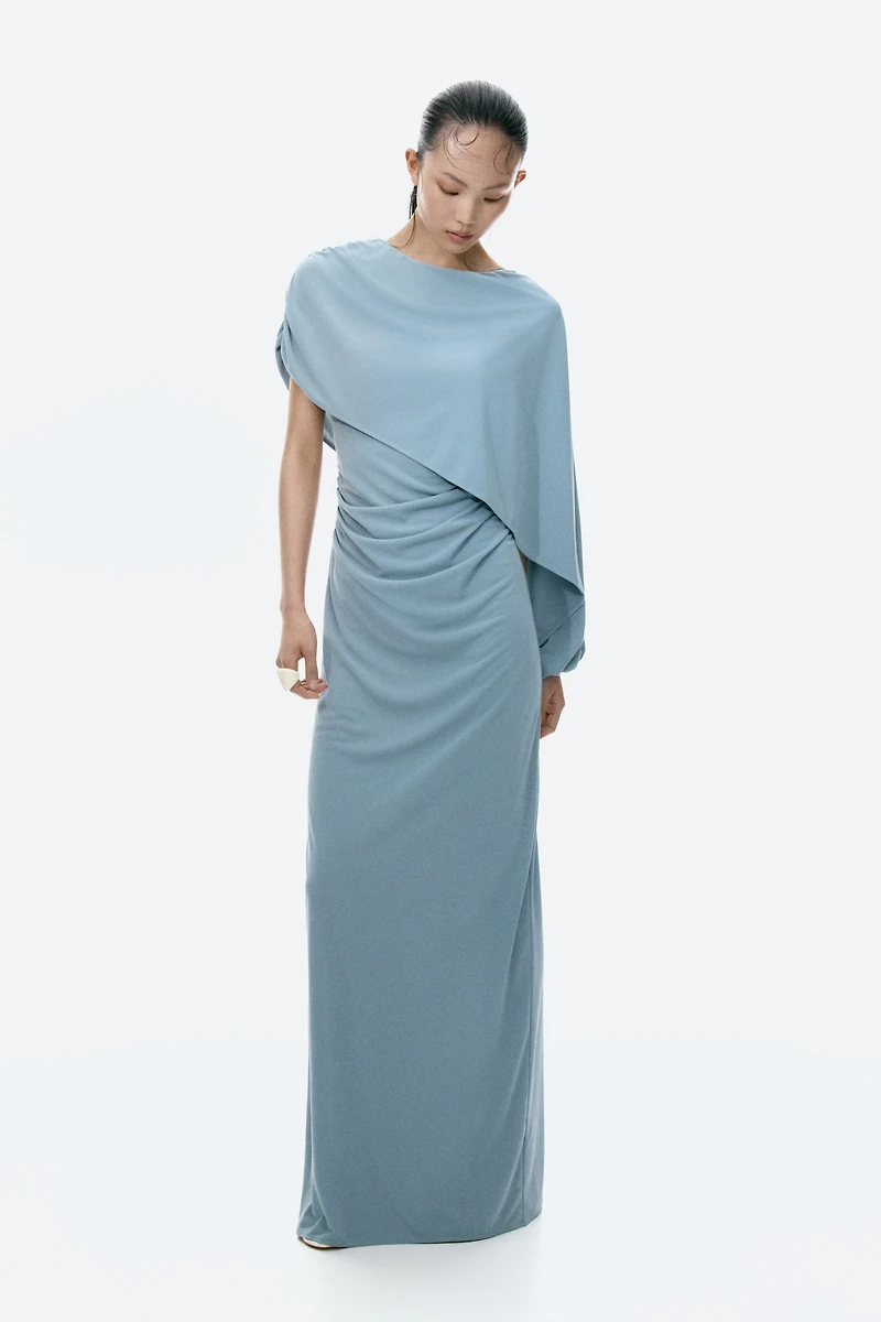 Robe drapée avec détail style cape