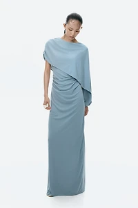 Robe drapée avec détail style cape