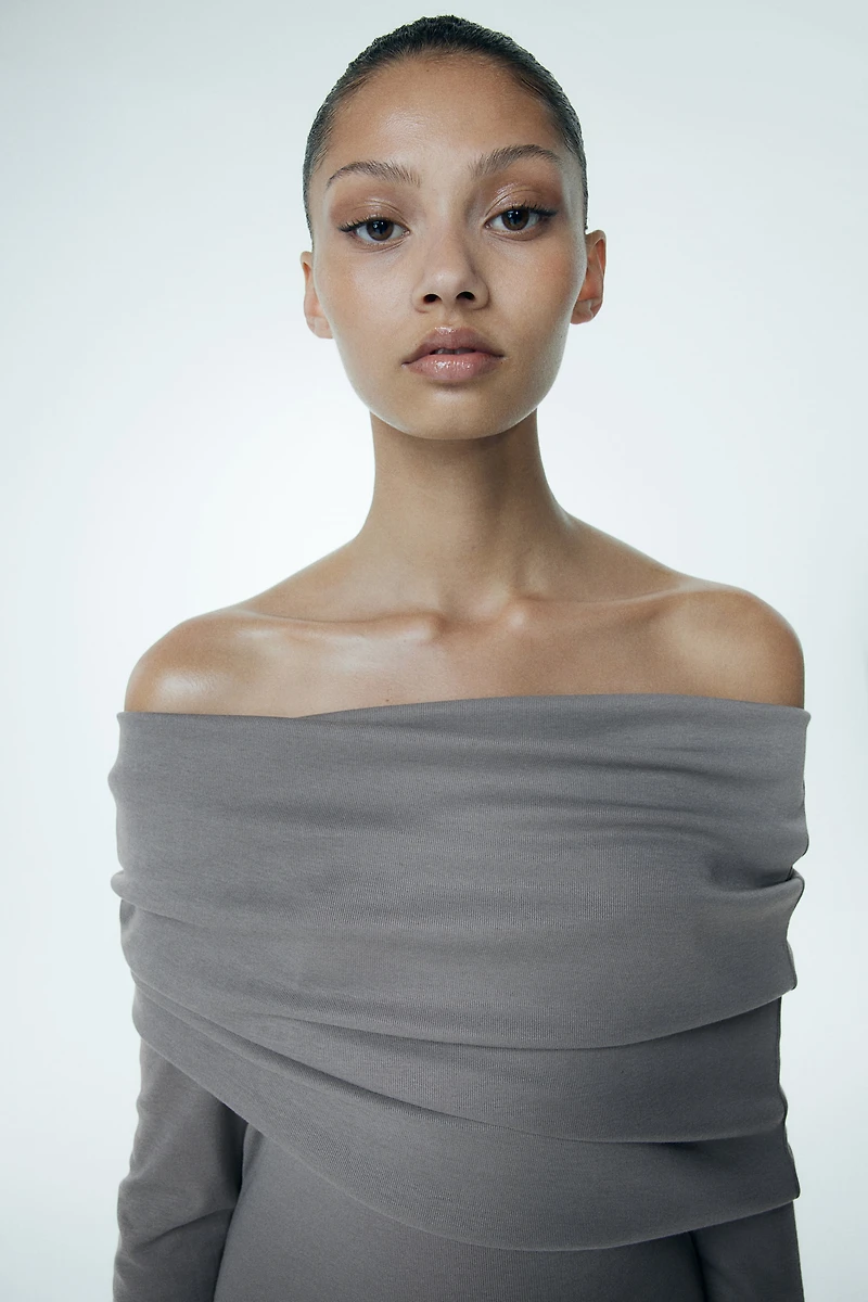 Robe épaules nues avec bord replié