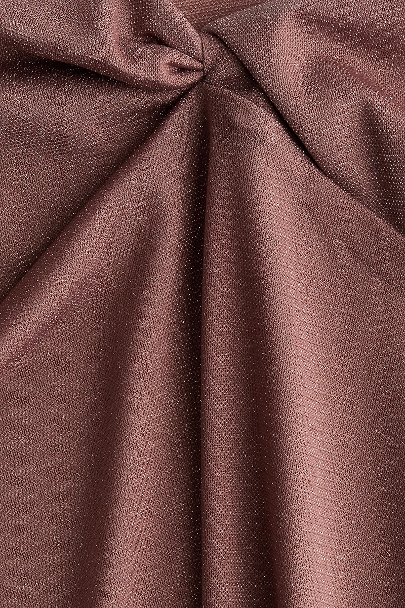 Haut scintillant avec détail torsadé