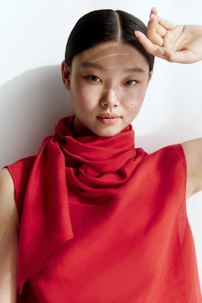 Blouse sans manches avec col écharpe