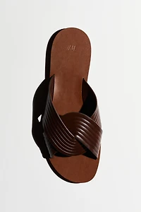Sandales à brides rainurées