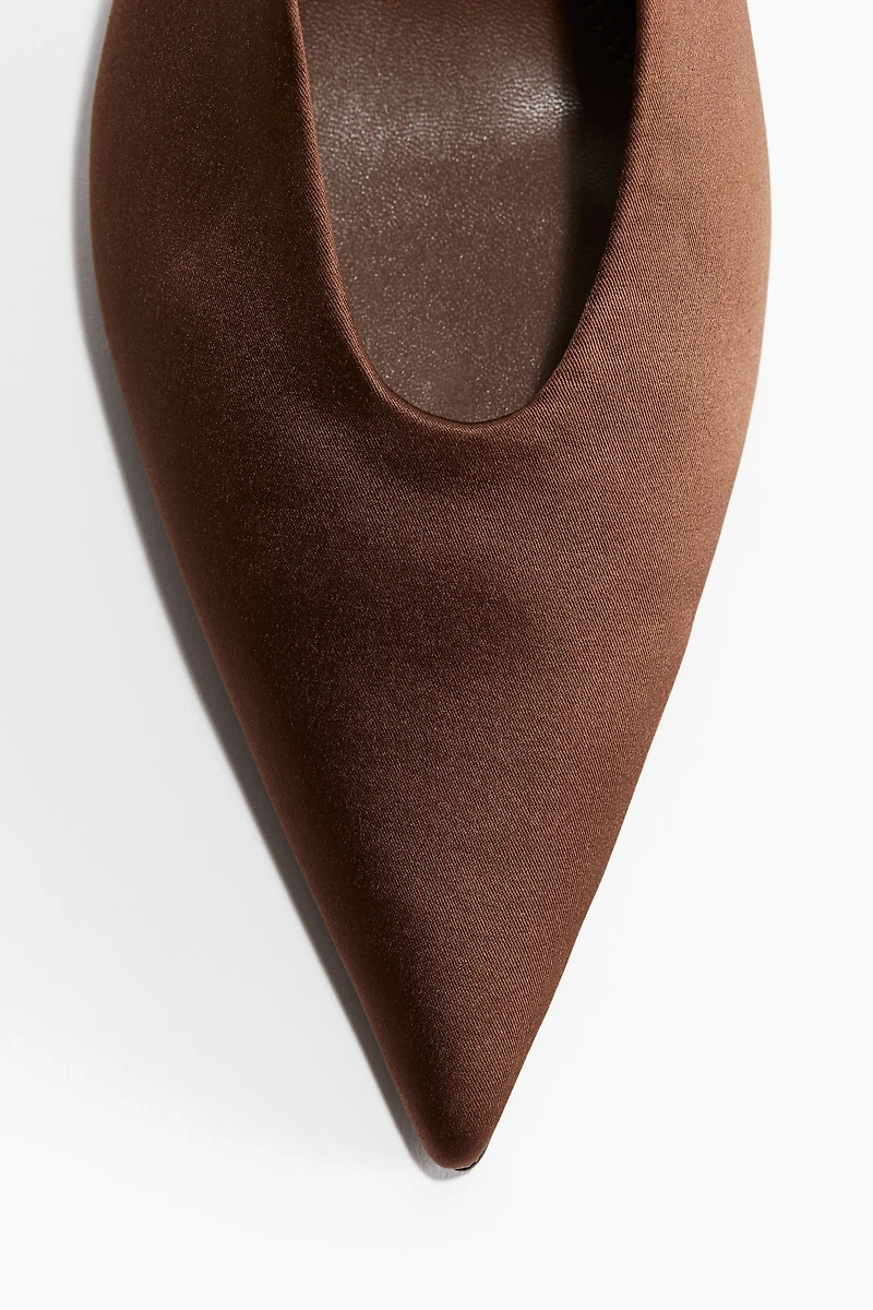 Escarpins à bout pointu avec bride arrière