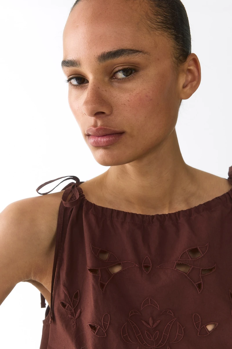 Haut avec broderie anglaise et bretelles à nouer