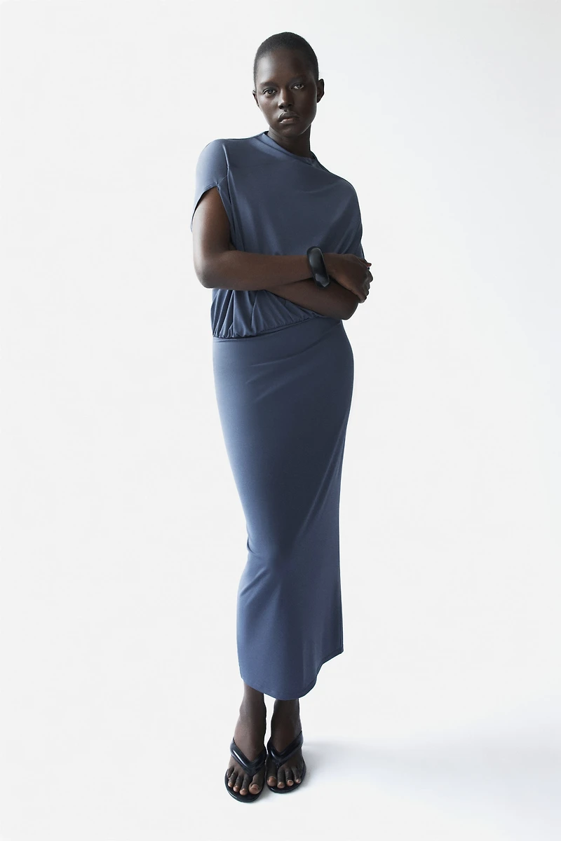 Robe asymétrique à effet drapé