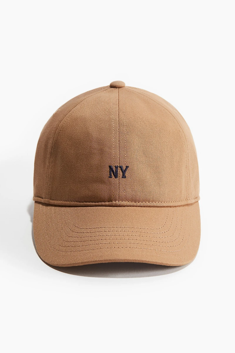 Casquette en sergé avec motif brodé