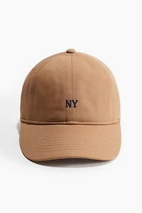 Casquette en sergé avec motif brodé