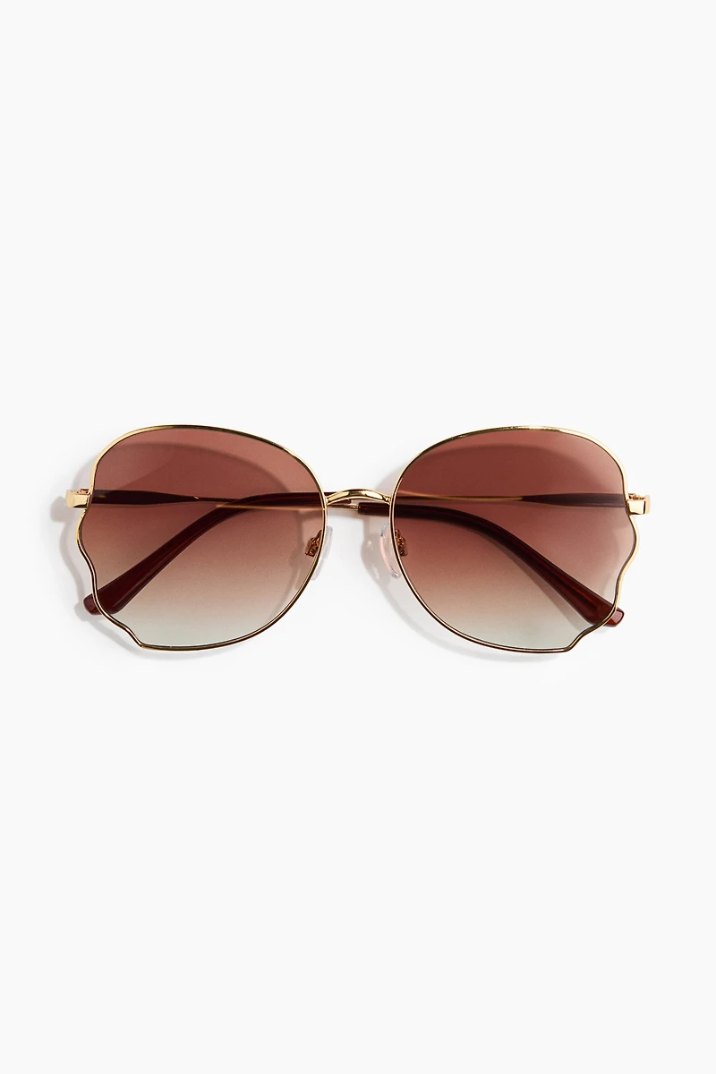 Lunettes de soleil avec détails ondulés