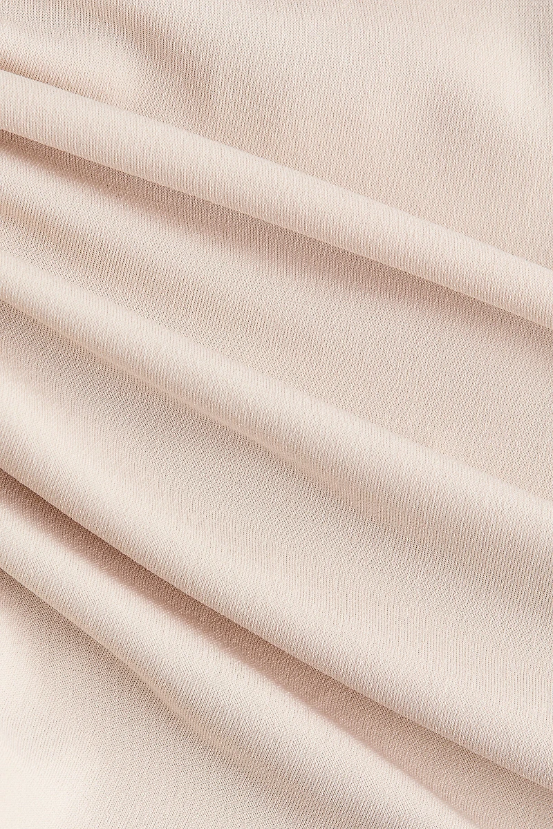 Robe à effet drapé avec cape