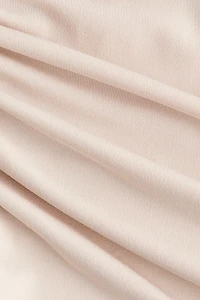 Robe à effet drapé avec cape