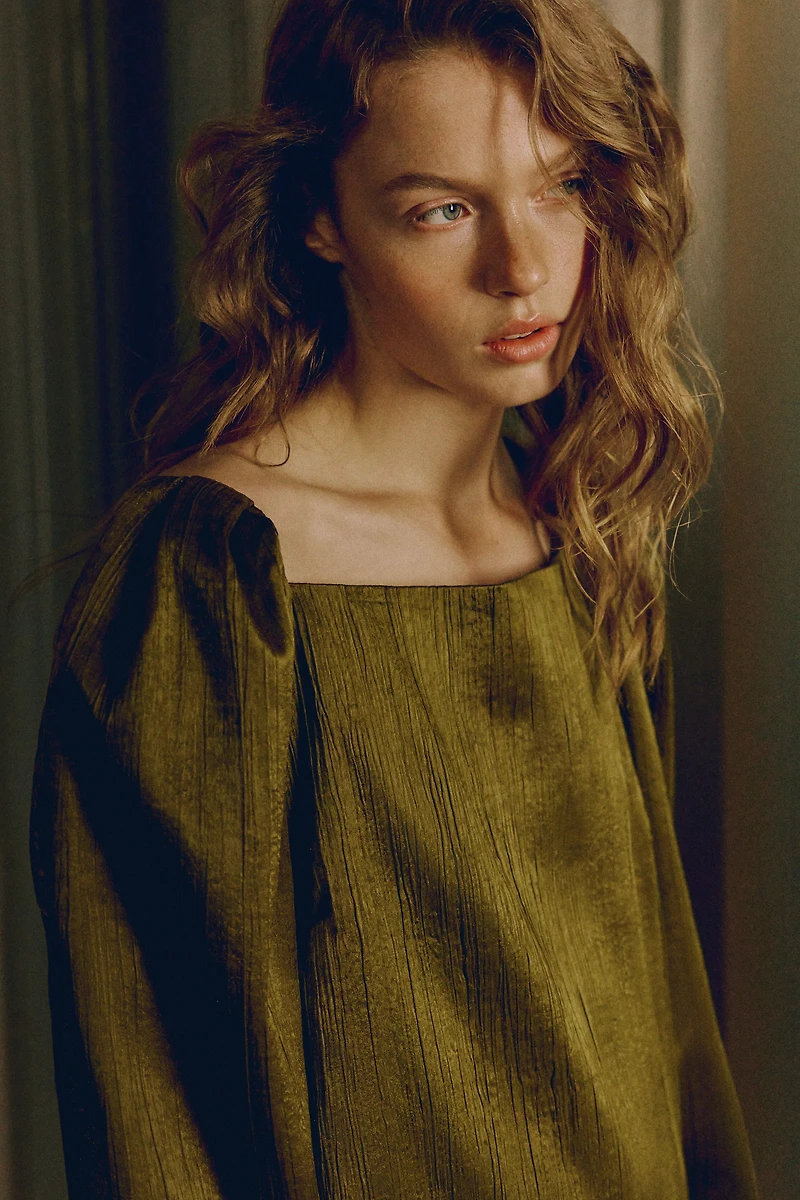 Robe à encolure carrée en crêpe