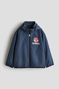 Veste coupe-vent à capuche avec motifs
