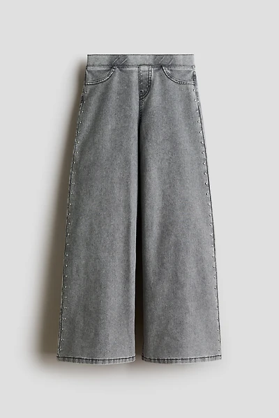 Pantalon clouté à l'aspect denim