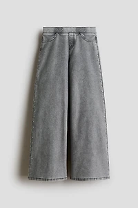 Pantalon clouté à l'aspect denim