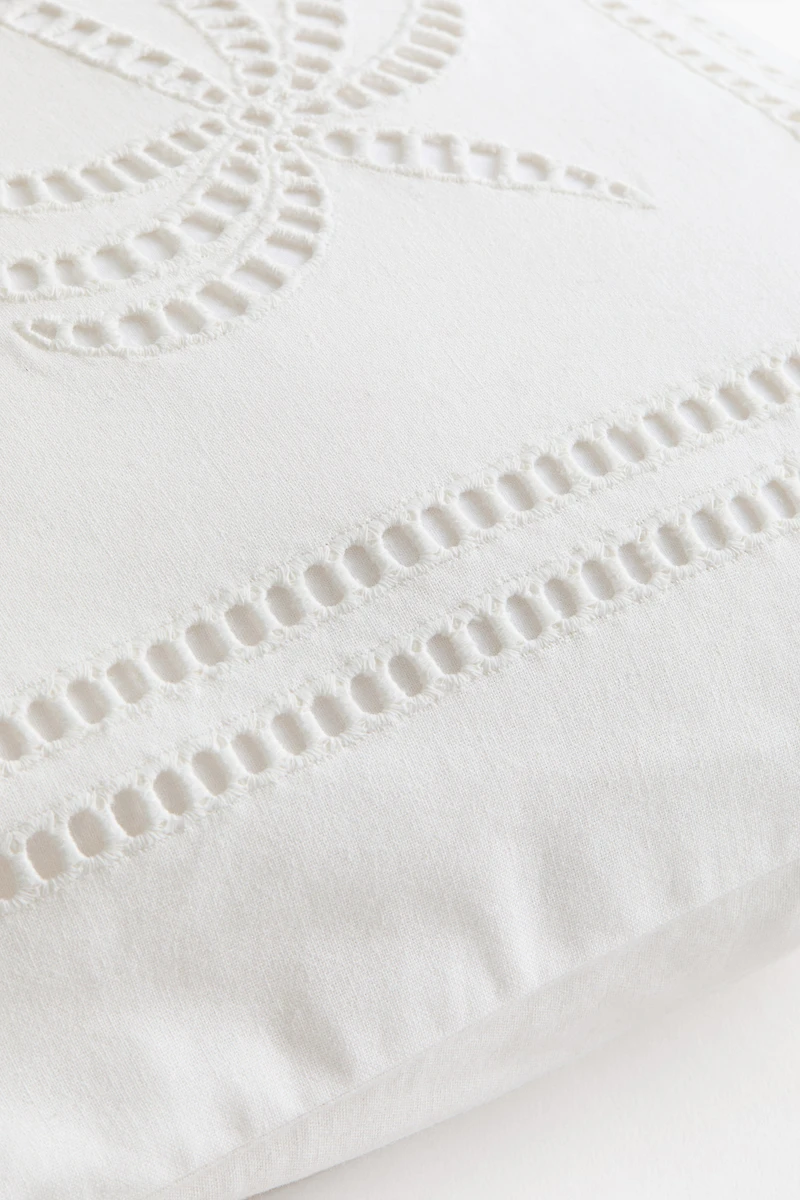 Housse de coussin avec broderie anglaise