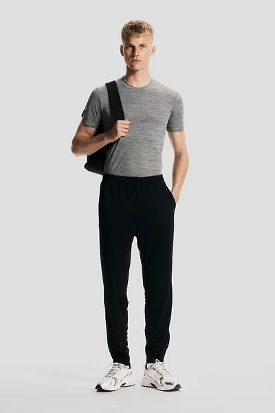 T-shirt sport épousant les muscles en DryMove™