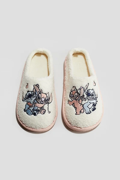 Chaussons en polar avec motif brodé
