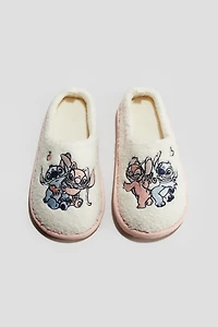 Chaussons en polar avec motif brodé