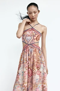 Robe découpée avec dos nu