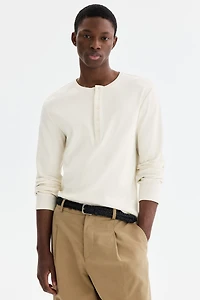 Chemise côtelée à encolure boutonnée près du corps