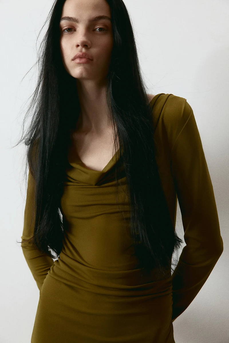 Robe à encolure bénitier en jersey