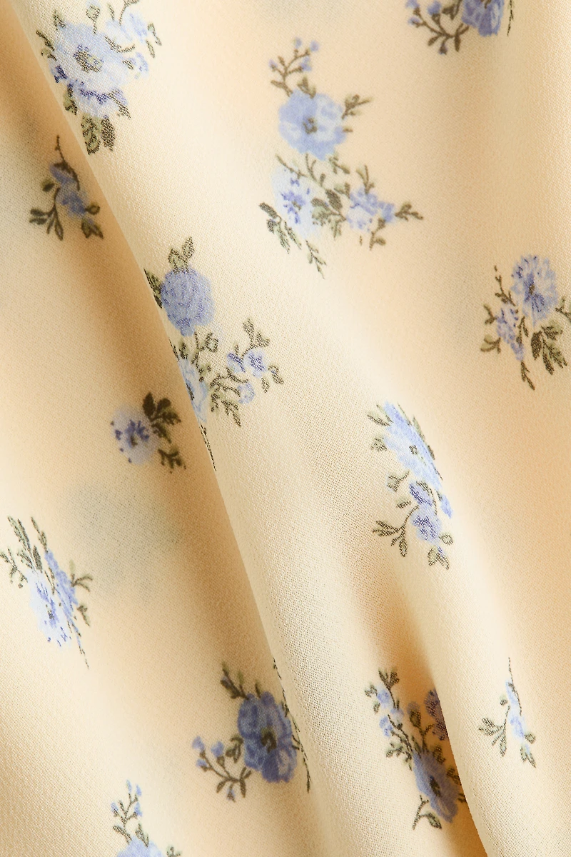Robe à encolure bénitier avec bretelles nouer