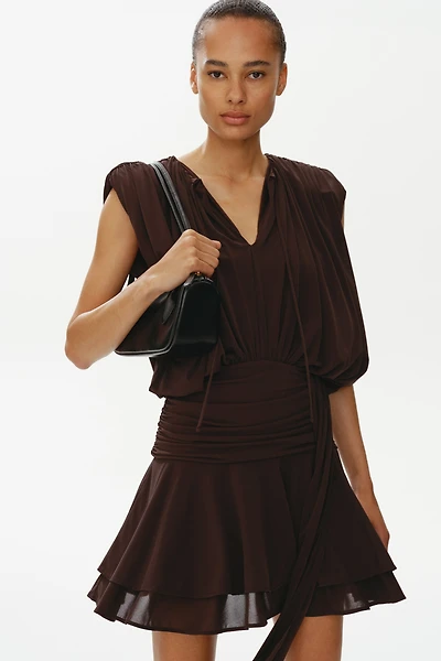 Robe à effet drapé avec épaulettes