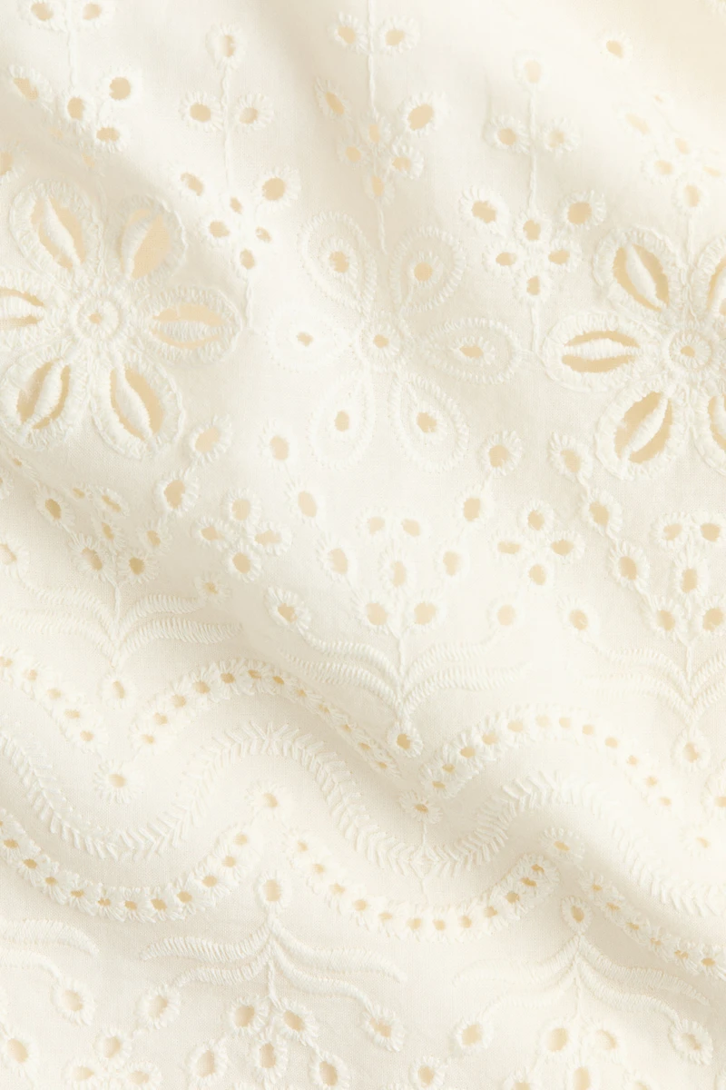 Robe en broderie anglaise avec bretelles à nouer