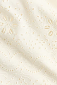 Robe en broderie anglaise avec bretelles à nouer