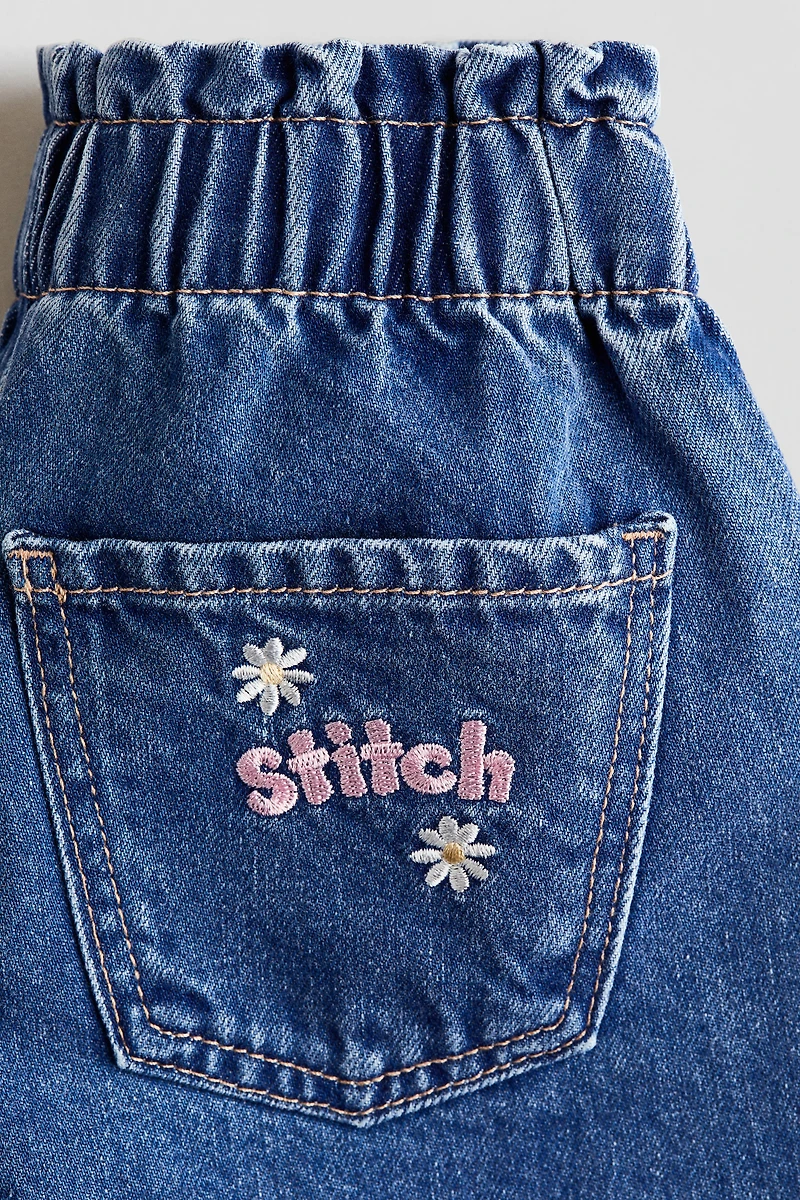Short en denim avec motifs