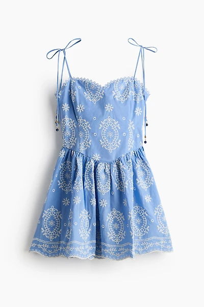 Robe brodée avec bretelles à nouer