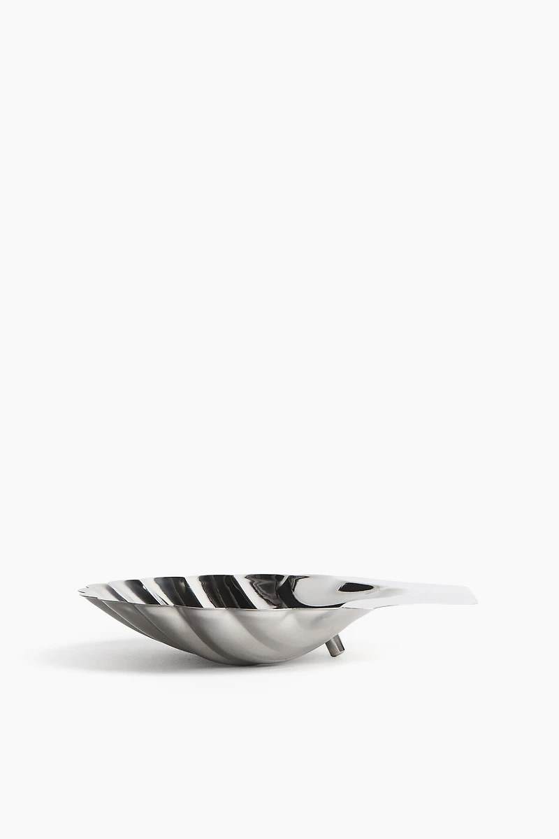 Seashell-shaped serving bowl