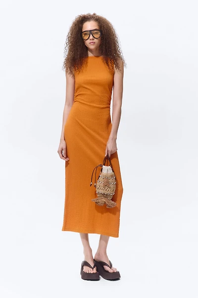Robe froissée à encolure bateau