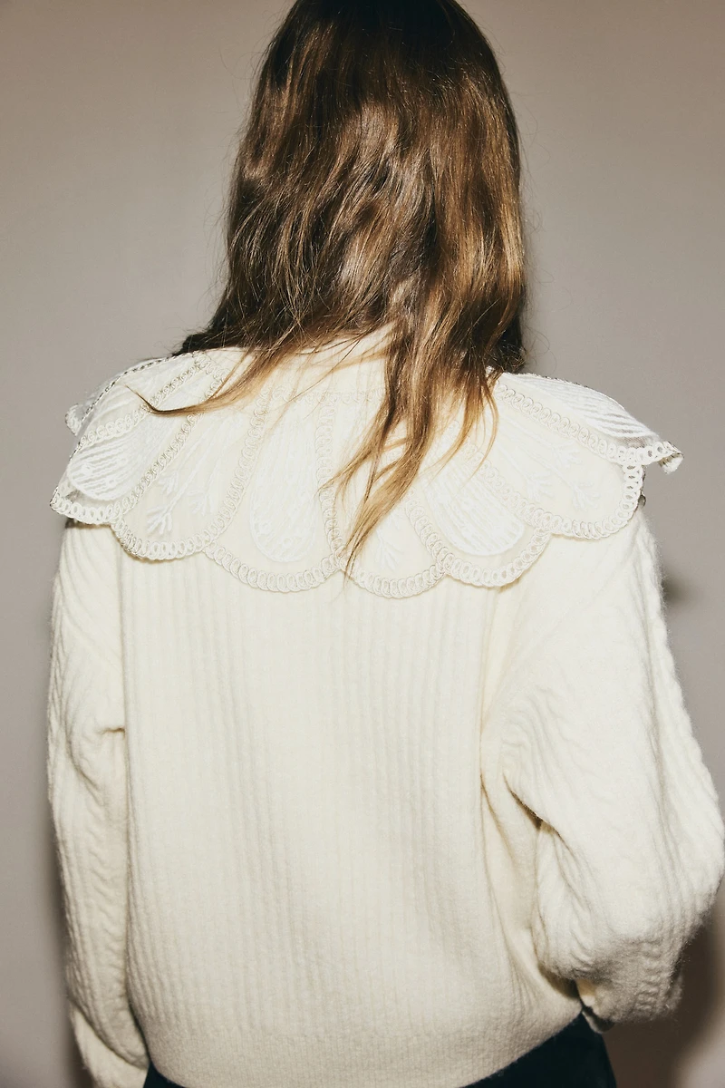 Chandail avec col en dentelle