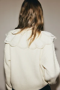 Chandail avec col en dentelle