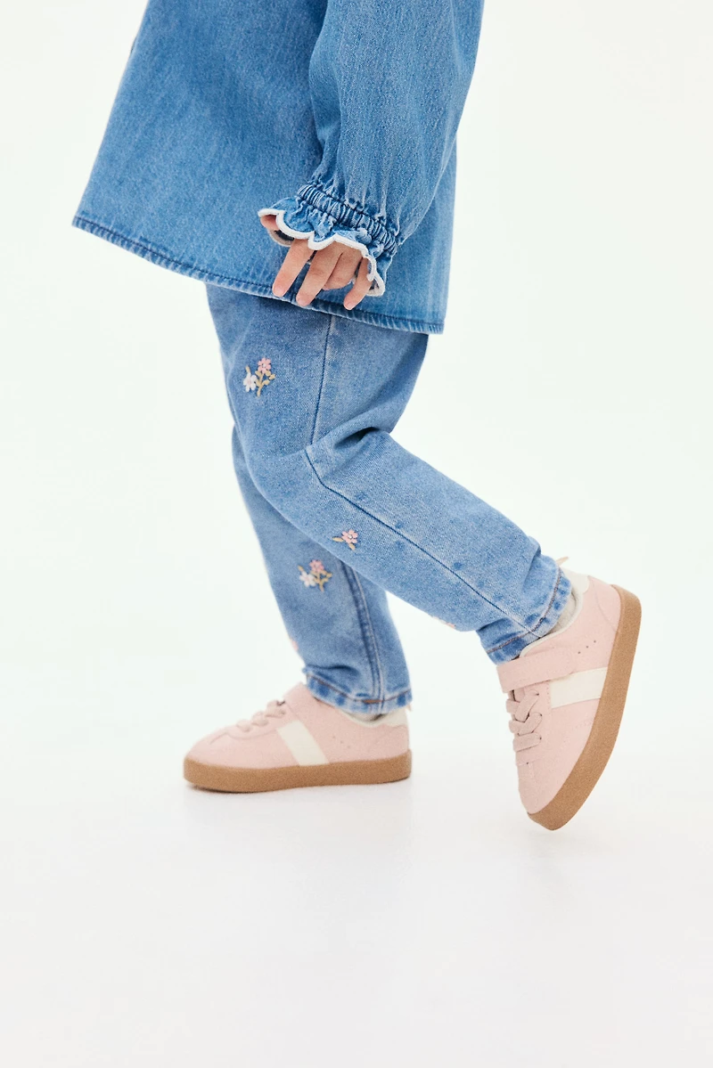 Jean avec détails brodés