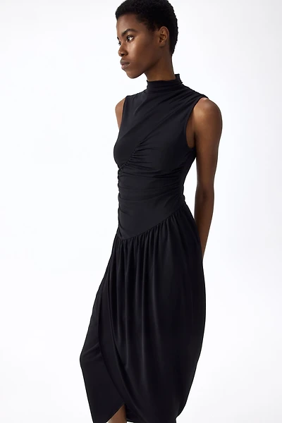 Robe à effet drapé avec col cheminée