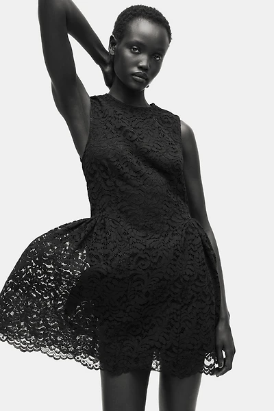 Robe en dentelle avec jupe évasée