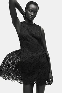 Robe en dentelle avec jupe évasée