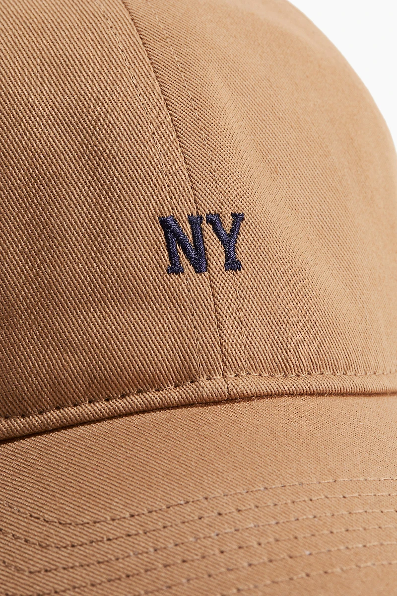 Casquette en sergé avec motif brodé