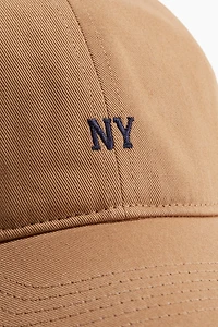 Casquette en sergé avec motif brodé