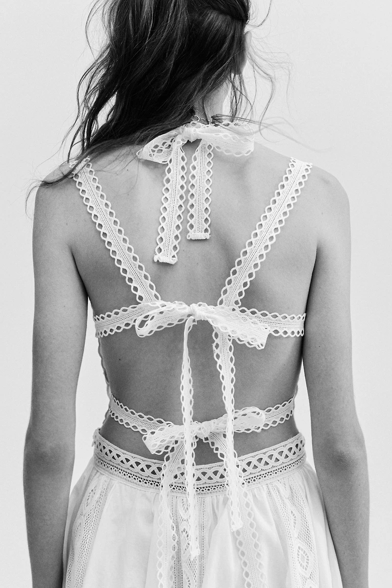 Robe à bretelles fines avec dentelle