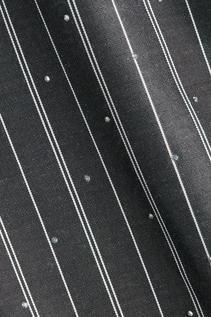 Chemise courte et ornementée