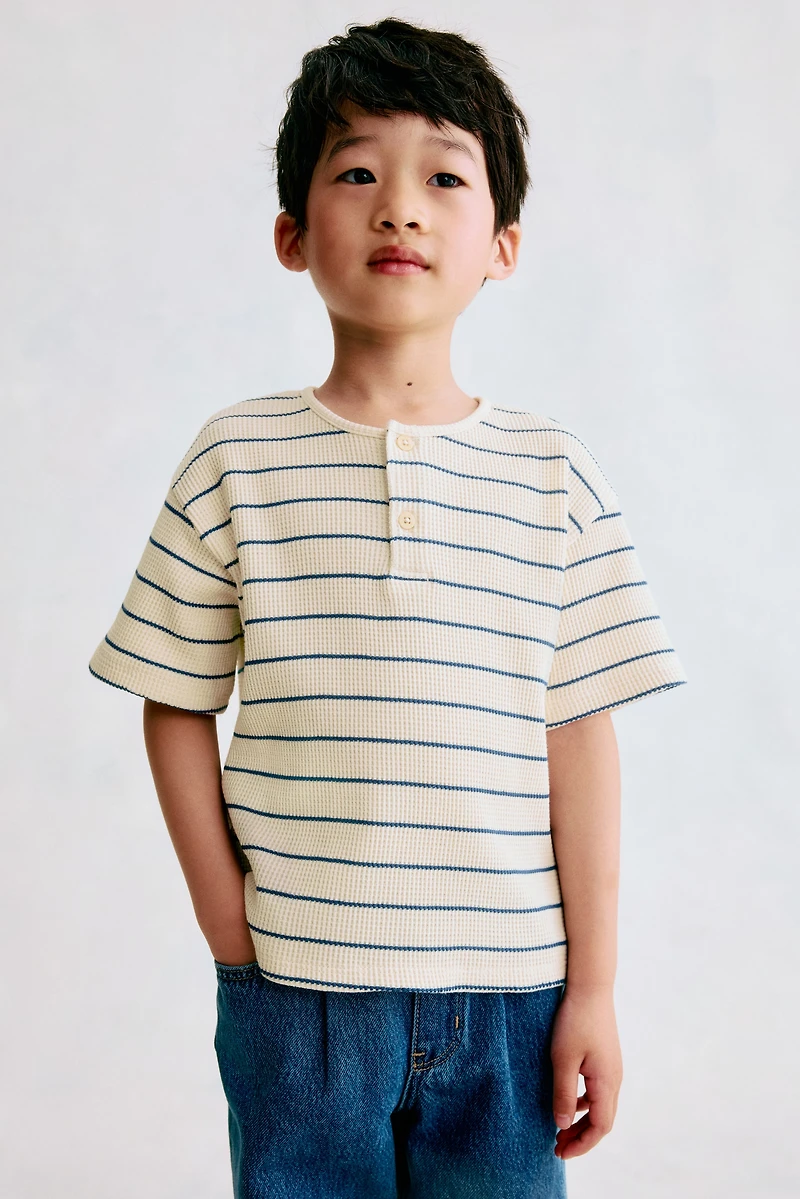 T-shirt gaufré à encolure boutonnée