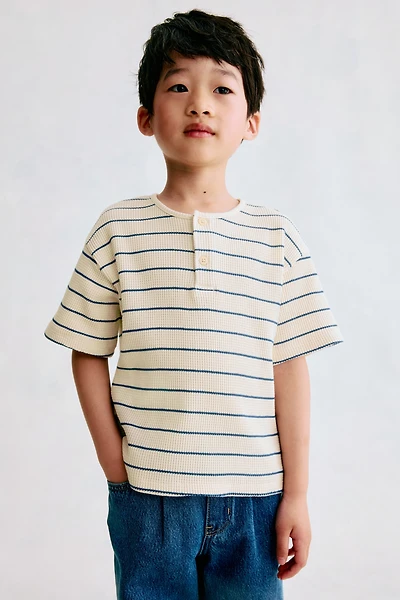 T-shirt gaufré à encolure boutonnée